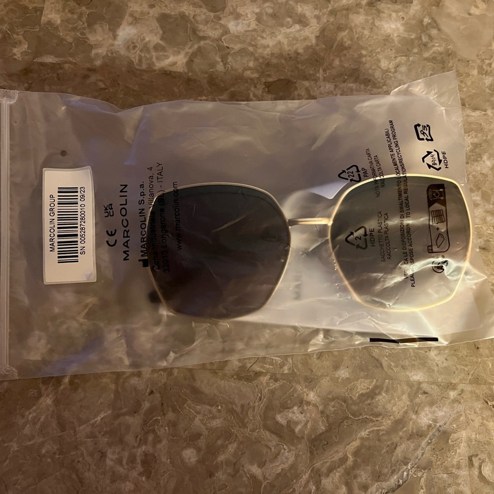 GUESS Women’s Gold Frame Black Lens Women's Sunglasses - Picture 3 of 8